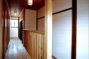 ２Ｆ廊下。階段脇から西を望む