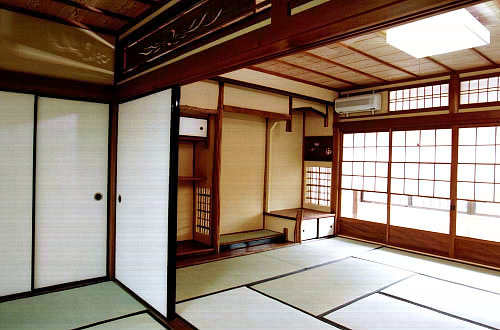 ２Ｆ和室。東床の間を望む。