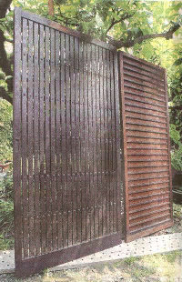 再利用された板格子(左)と舞羅戸