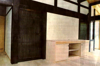 リビングと奥のダイニングを仕切る 板格子が独特の味わいをかもし出す