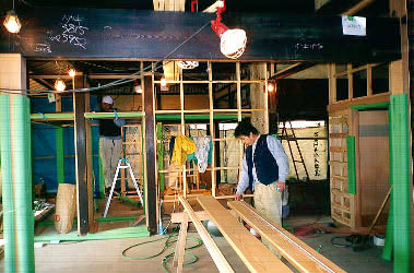 工事中のスナップ 真ん中にいるのが足達くん。後ろにいるのが築山くんです。