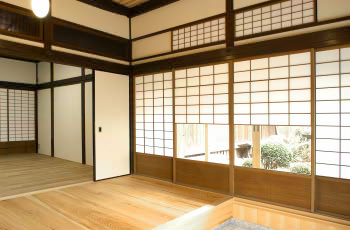 玄関から庭側を観る