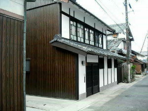 民家外観1 ●