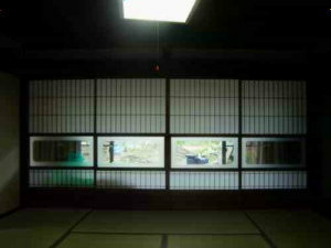 座敷から庭を見る