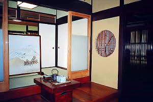 小上がりから玄関間を望む