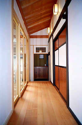 広縁から通り土間を見る