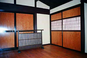 リビングから和室入り口を見る