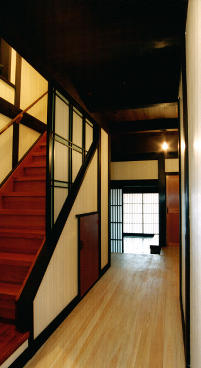 階段下よりホール・内玄関を見る