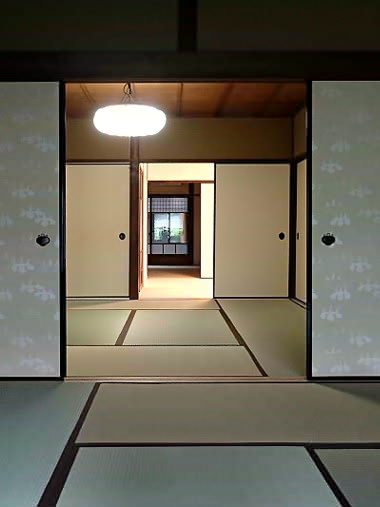 座敷から控え間をみる