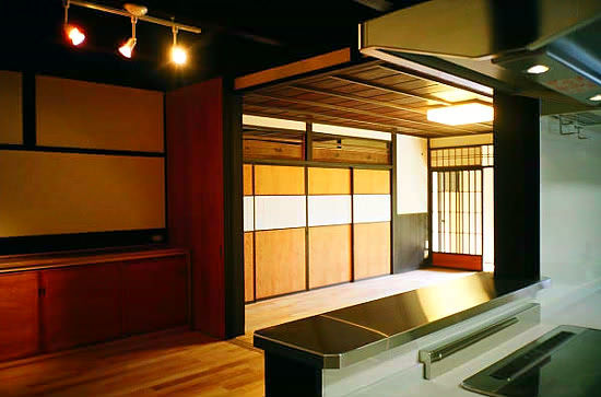 キッチンからリビングをみる