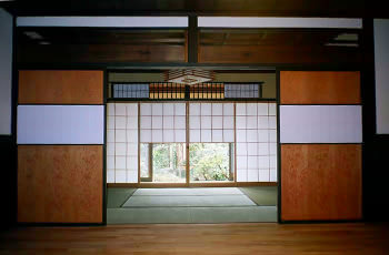 リビングから表座敷を見る　