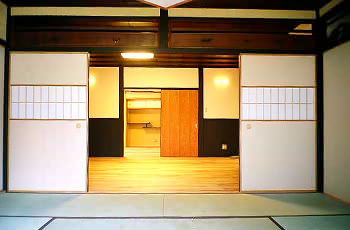 表座敷から奥座敷を見る