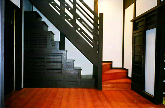 玄関ホール（新設階段と、補修した箱階段）