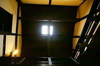 玄関ホールから大屋根を見上げる