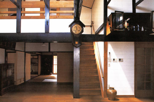 リビングから吹抜け２階方向を見たところ