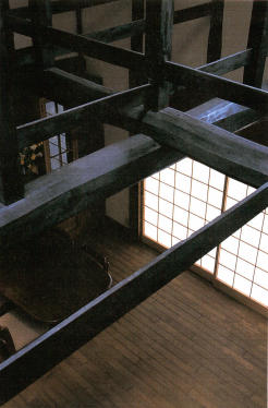 吹抜けから見下ろしたリビング