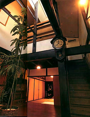 リビングから吹抜を見上げる