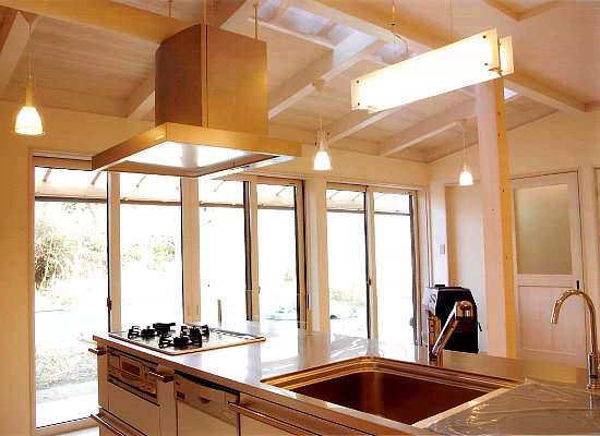 キッチンから庭を望む