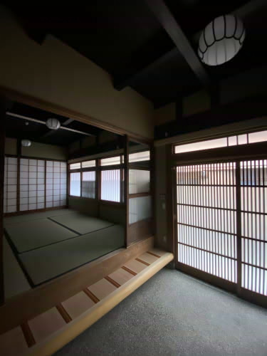 玄関からミセノマを見る