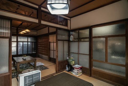 控間から座敷を見る