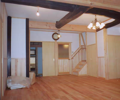 リビングから階段を見る