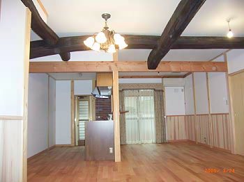 リビングからキッチンを見る ● 