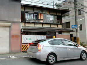 屋根は朽ち、柱は下がり、解体を待つ身