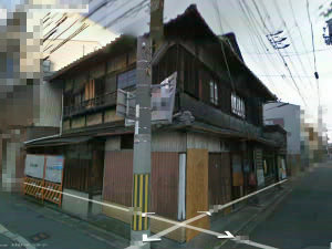 窓は外れ、動物の住処に。