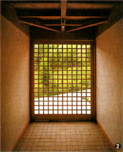 ガラス格子の扉が美しい玄関