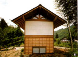 東側外観。切妻屋根の形状が美しい