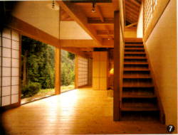 １Ｆ階段。外側にガラス戸、内側に障子