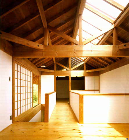 ２Ｆ踊り場。太い梁やトラス、障子など和室の手法が生きる