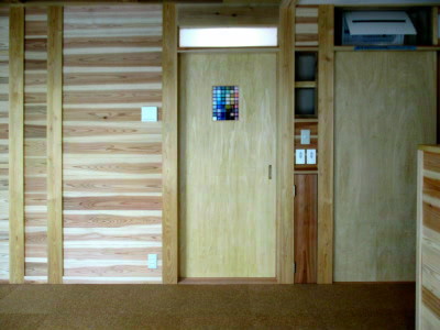 リビングから玄関をみる　