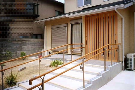 数寄屋門から玄関アプローチを見る