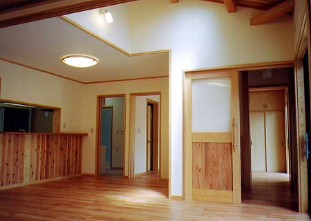 和室からリビングと玄関ホールを見る