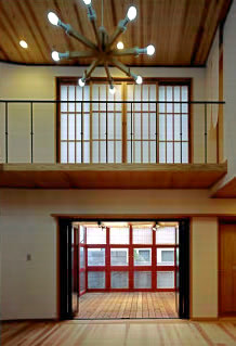 リビングから中庭を見る