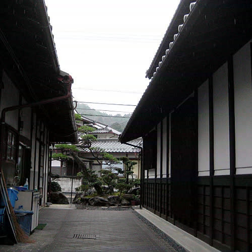 左：母屋　右：新居