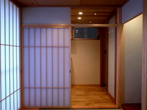 和室から玄関をみる