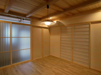 リビングから玄関をみる