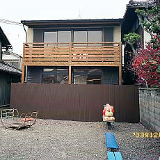 裏の児童公園から南側ベランダを見る わんちゃんがことのほか愛らしい