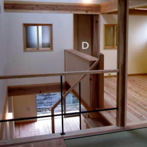 ２Ｆ和室から１Ｆを見下ろす