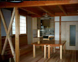 リビングからキッチンを望む