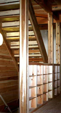 天井裏を見る。