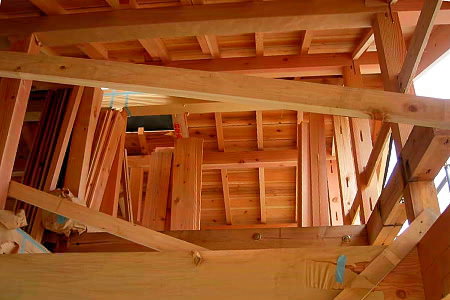 断熱材で覆う前の屋根裏