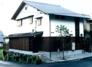 外観(北西から玄関を見る) 焼板と白壁のコントラストが美しい