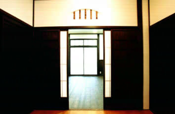 通り庭からリビングを見る