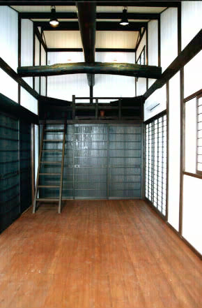 寝室から東側ロフト階段を見る