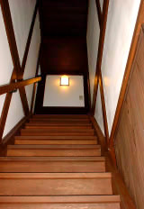昔ながらの押入階段 右側の戸を開けると玄関ホールに出る