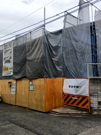 足場と道路養生
