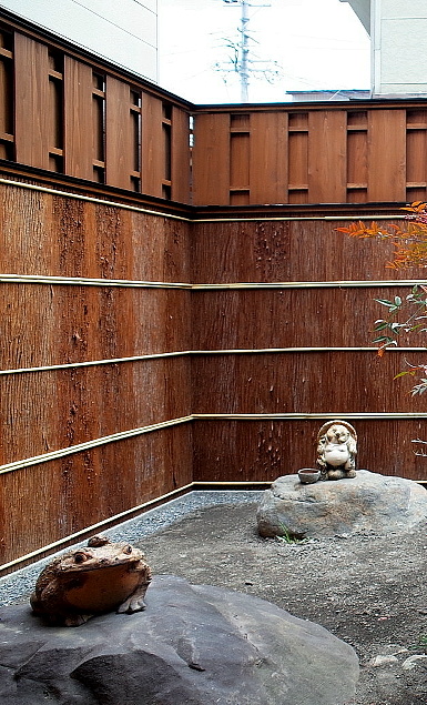 菖蒲張＋杉皮塀